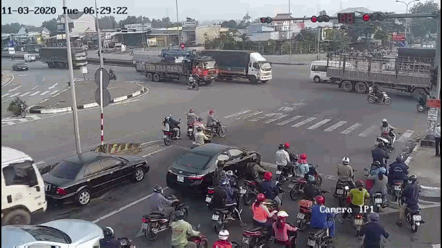 Camera giao thông: Khoảnh khắc container bất ngờ tông trúng hàng loạt phương tiện đang dừng đèn đỏ