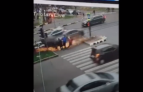 Camera giao thông: Thót tim khoảnh khắc ô tô lao như "tên bắn" vào nhóm người đứng chờ qua đường