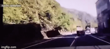 Camera giao thông: Xe đầu kéo phanh "cháy lốp", đánh lái đột ngột tránh em bé bò ra giữa đường