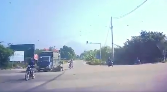 Camera giao thông: Xe máy phóng nhanh đâm vào xe tải giữa giao lộ, 2 người ngã văng xuống đường