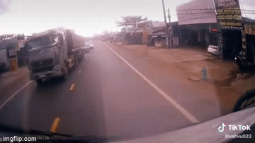 Camera giao thông: Thanh niên đi xe máy cắt mặt chiếc SUV, vượt lên trước và cái kết bẽ bàng