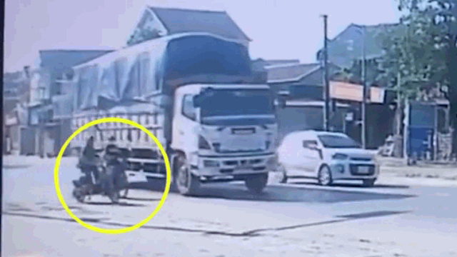 Camera giao thông: Khoảnh khắc cô gái ngã xuống đường sau va chạm với xe đạp điện, bị ô tô tải cán tử vong