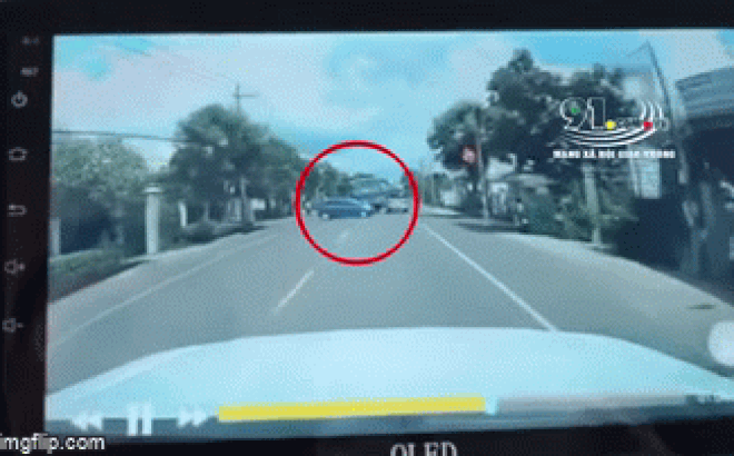 camera giao thong be lai tranh nu tai xe tu hem ra quoc lo xe ben lat nghieng gay tai nan kinh hoang