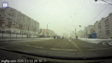 Camera giao thông: Khoảnh khắc ô tô mất lái lao qua đèn đỏ với tốc độ cao, nhóm người đi bộ thoát chết thần kỳ