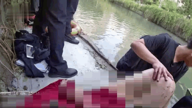 Video: Vừa được giải cứu, người phụ nữ bất ngờ vung chân đạp cảnh sát xuống sông