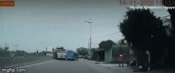 Camera giao thông: Tránh container, xe tải húc văng dải phân cách lao qua đường