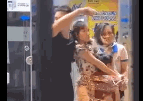 Video: Giây phút thanh niên nghi "ngáo đá" khống chế 3 con tin trong cửa hàng sữa