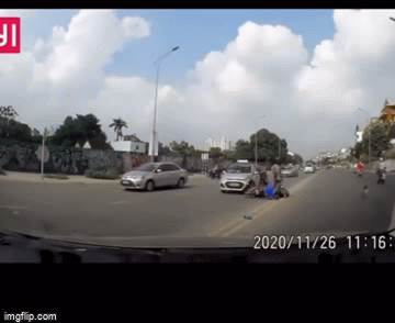 Camera giao thông: Lao thẳng xe máy vào ô tô ngã văng, chồng để vợ nằm giữa đường rồi vội chạy đi bắt chó
