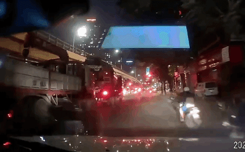 Camera giao thông: Lao thẳng xe máy vào cây sắt trên ô tô, người đàn ông ngã lăn xuống đường, bất động