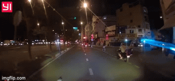 Camera giao thông: Người đàn ông đột ngột tăng ga làm bé trai rơi xuống đường và hành động bất ngờ sau đó