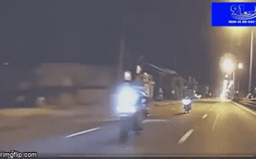 Camera giao thông: Khoảnh khắc thanh niên chạy xe máy như "tên bắn", tông kinh hoàng vào container