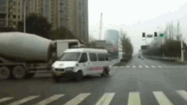 Camera giao thông: Khoảnh khắc xe bồn tông xe cấp cứu giữa ngã tư