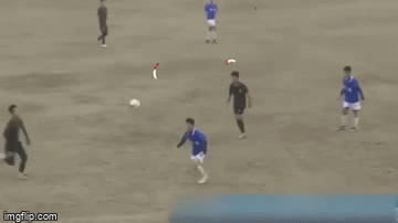 Video: Sốc với pha bay người đạp thẳng vào "chỗ hiểm" đối thủ của cầu thủ Trung Quốc