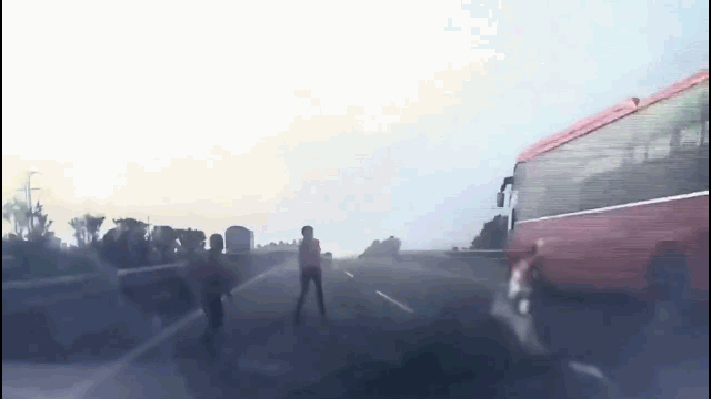 Camera giao thông: Liều lĩnh lao sang đường cao tốc để bắt xe khách, người phụ nữ bị ô tô tông văng