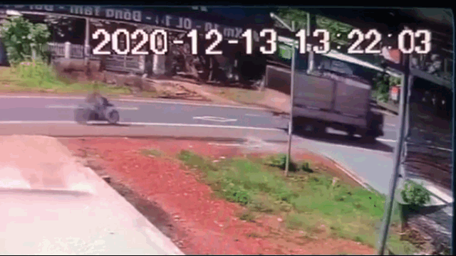 Camera giao thông: Lạnh gáy cú vít ga kinh hoàng lao thẳng vào đuôi xe tải, người đàn ông tử vong tại chỗ
