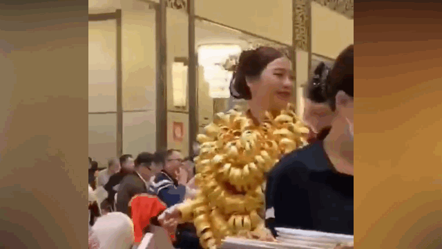 Video: Choáng váng cảnh cô dâu di chuyển khó khăn vì đeo vàng trĩu cổ trong ngày cưới