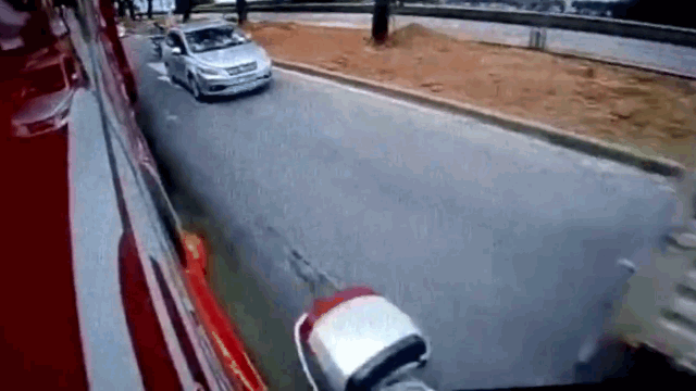 Camera giao thông: Lách vào giữa 2 xe tải, người phụ nữ suýt phải trả giá bằng cả tính mạng