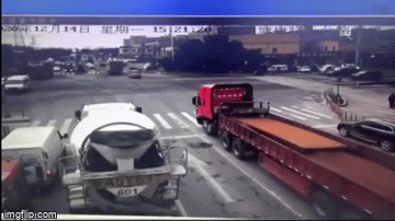 Camera giao thông: Tấm thép đâm xuyên qua thùng làm lật xe đầu kéo, tài xế thoát chết trong gang tấc