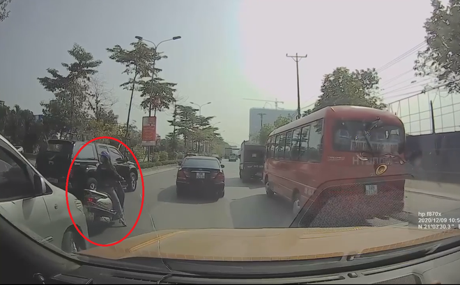 Camera giao thông: Cả phố bỗng ùn tắc vì... "ninja" dừng xe giữa đường mải mê dùng điện thoại