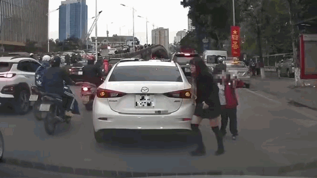 Camera giao thông: Nữ tài xế hồn nhiên dừng ô tô giữa đường Hà Nội rồi chạy đi đón con