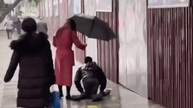 Video: Cô gái cầm ô che cho người khuyết tật bò dưới mưa khiến nhiều người xúc động