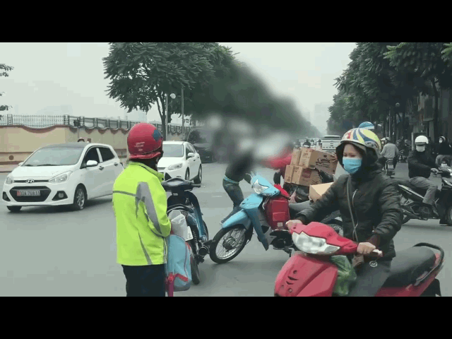 Camera giao thông: Va chạm nhẹ, 2 tài xế lao vào nhau như phim hành động