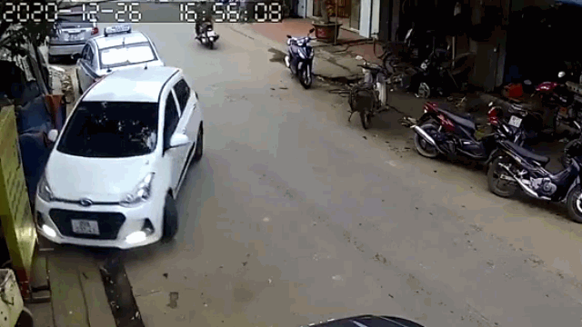 Camera giao thông: Thót tim khoảnh khắc nữ tài xế lùi ô tô trúng hàng loạt xe máy trên đường