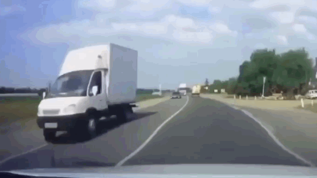 Camera giao thông: Va chạm khi vượt ẩu, ô tô con lao thẳng vào đầu xe bồn
