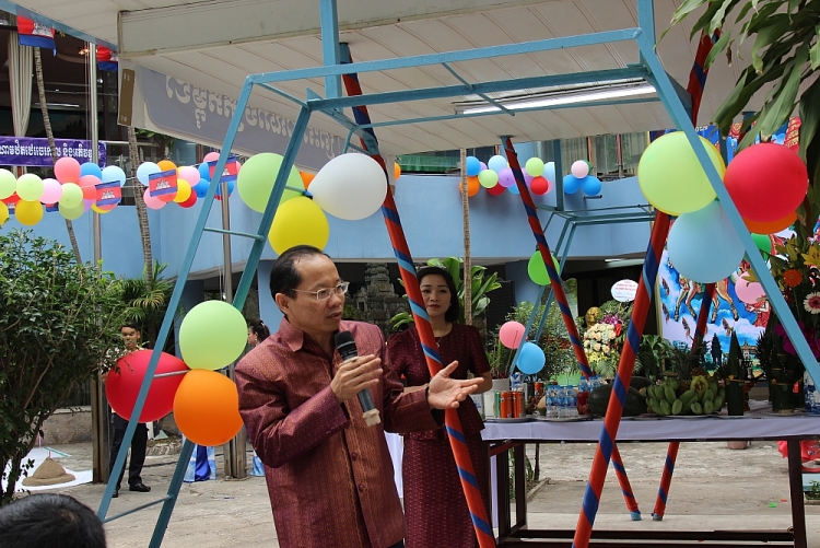 Đại sứ đặc mệnh toàn quyền Campuchia tại Việt Nam Chay Navuth phát biểu tại buổi lễ.