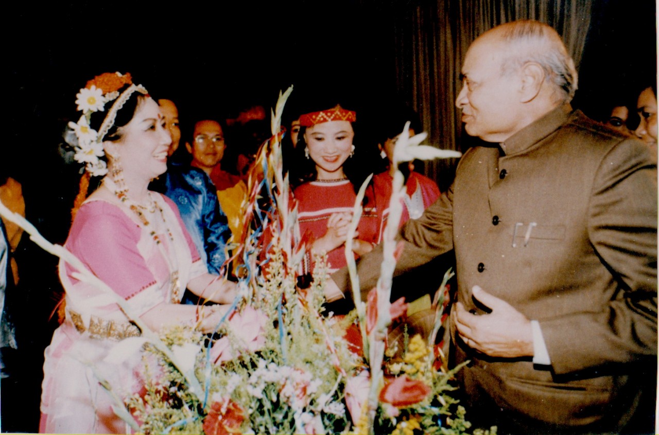  NSND Chu Thúy Quỳnh và các nghệ sĩ được Thủ tướng Ấn Độ Atal Bihari Vajpayee gặp mặt, động viên sau một buổi biểu diễn. Ảnh NVCC