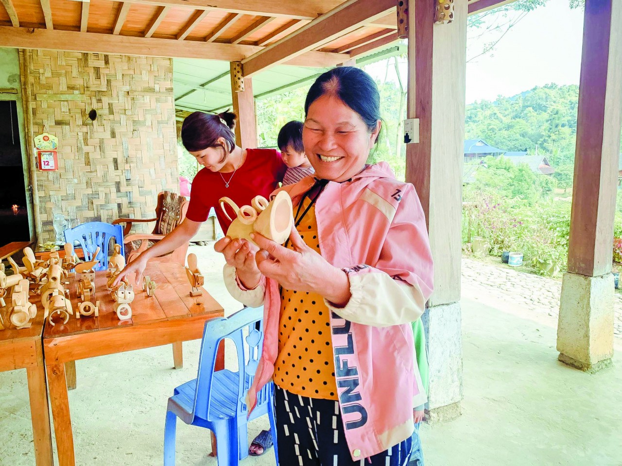 Cộng đồng du lịch tại bản Nà Bai và Phụ Mẫu (Sơn La) tại lớp học làm đồ thủ công từ tre nứa.