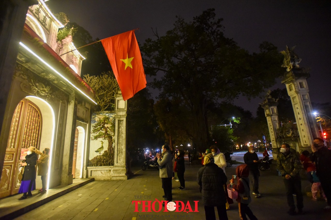 Người Hà Nội và nét đẹp đi lễ chùa trong đêm đầu năm mới