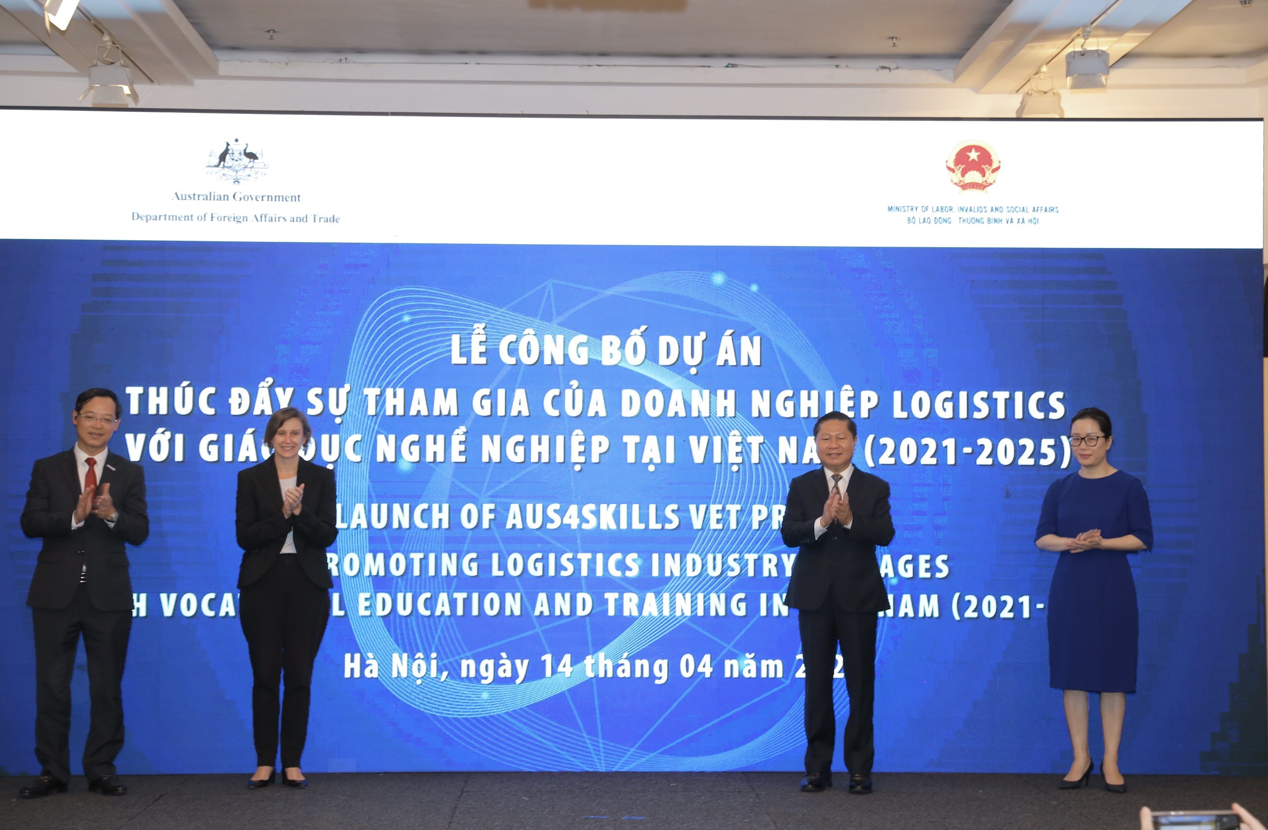 Ông Lê Tấn Dũng, Thứ trưởng Bộ LĐTBXH; Bà Bridget Collier, Quyền Phó Đại sứ Úc tại Việt Nam; Ông Trương Anh Dũng, Tổng cục trưởng Tổng cục GDNN; Bà Trần Thị Lan Anh, Tổng thư ký Liên đoàn Thương mại và Công nghiệp Việt Nam, công bố dự án Ông Lê Tấn Dũng, Thứ trưởng Bộ LĐTBXH; Bà Bridget Collier, Quyền Phó Đại sứ Úc tại Việt Nam; Ông Trương Anh Dũng, Tổng cục trưởng Tổng cục GDNN; Bà Trần Thị Lan Anh, Tổng thư ký Liên đoàn Thương mại và Công nghiệp Việt Nam, công bố dự án