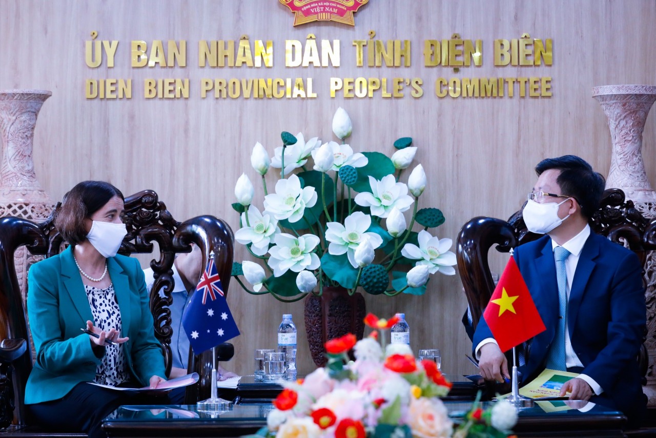 Đại sứ Robyn Mudie làm việc với đại diện lãnh đạo UBND tỉnh Điện Biên. Ảnh ĐSQ Australia tại Việt Nam.