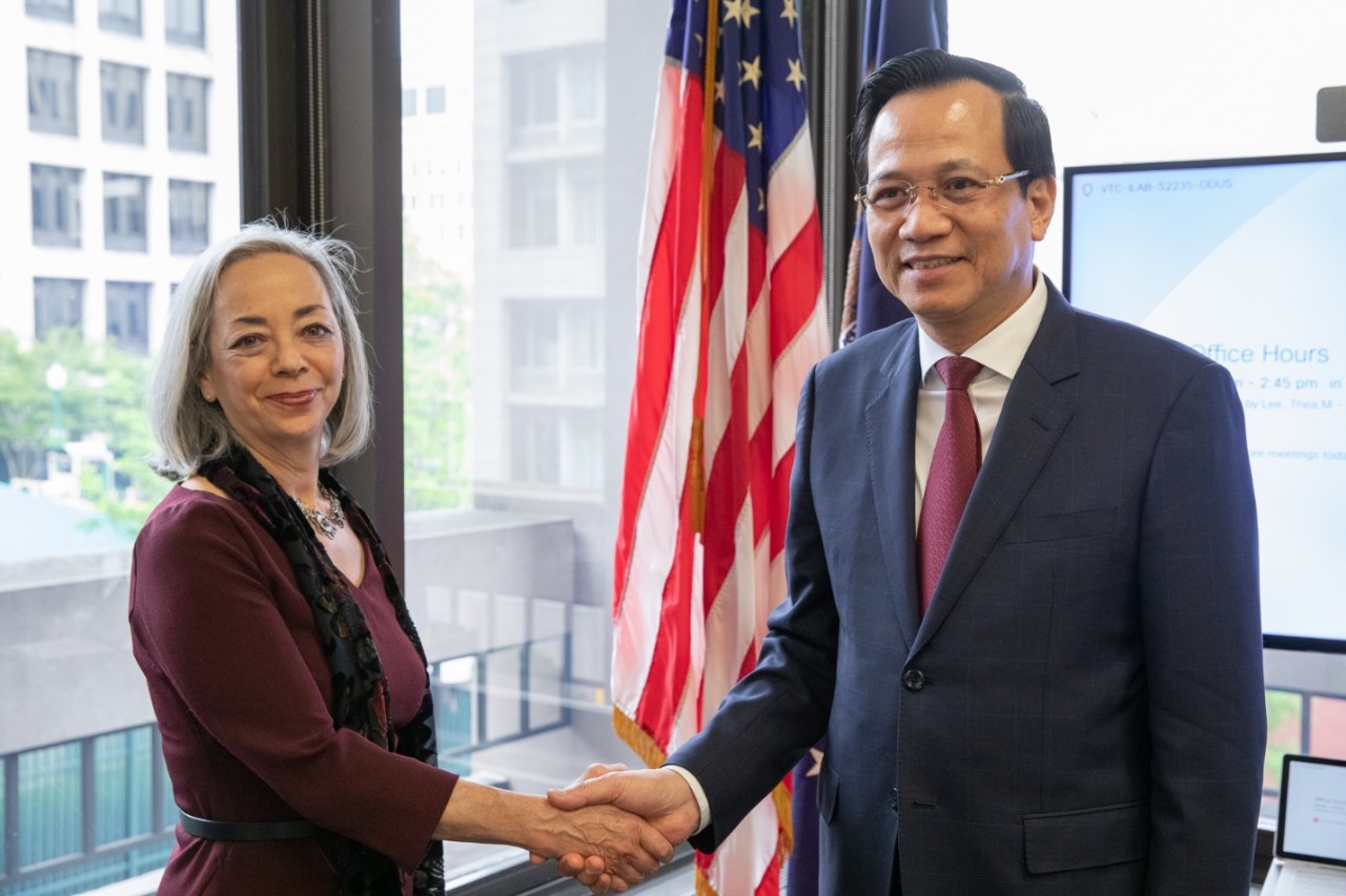 Bộ trưởng Đào Ngọc Dung và bà Thea Lee, lãnh đạo phụ trách các vấn đề lao động quốc tế Bộ Lao động Hoa Kỳ. Ảnh: Bộ LĐ-TB&XH.