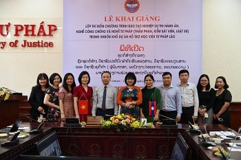 Việt Nam hỗ trợ Lào đào tạo, bồi dưỡng các chức danh tư pháp
