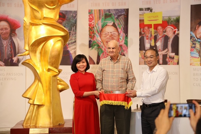 Nhà sưu tầm Mark Rapoport trao tặng tượng trưng hiện vật trong tổng số gần 500 hiện vật mà ông sưu tầm được về văn hóa và dân tộc thiểu số Việt Nam. Ảnh: Bảo tàng Phụ nữ Việt Nam.