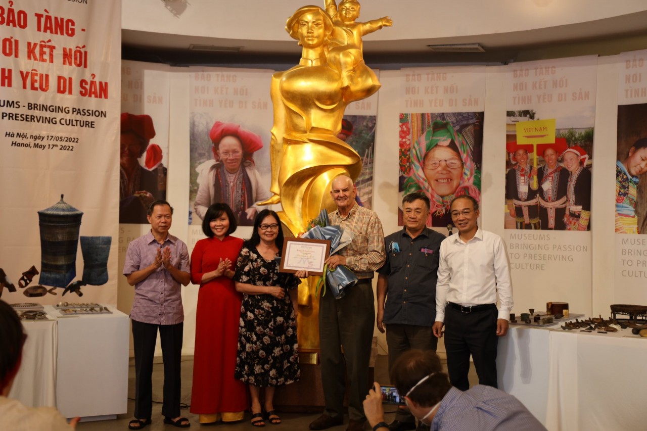 Ban giám đốc và Hội đồng giám định chụp ảnh lưu niệm cùng ông Mark Rapoport. Ảnh: Bảo tàng Phụ nữ Việt Nam.