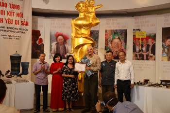 Nhà sưu tầm Mỹ trao tặng gần 500 hiện vật về văn hóa và dân tộc thiểu số Việt Nam