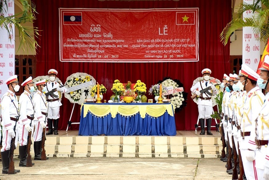 Lễ bàn giao và đón nhận hài cốt liệt sĩ là quân tình nguyện và chuyên gia Việt Nam hy sinh tại Lào.