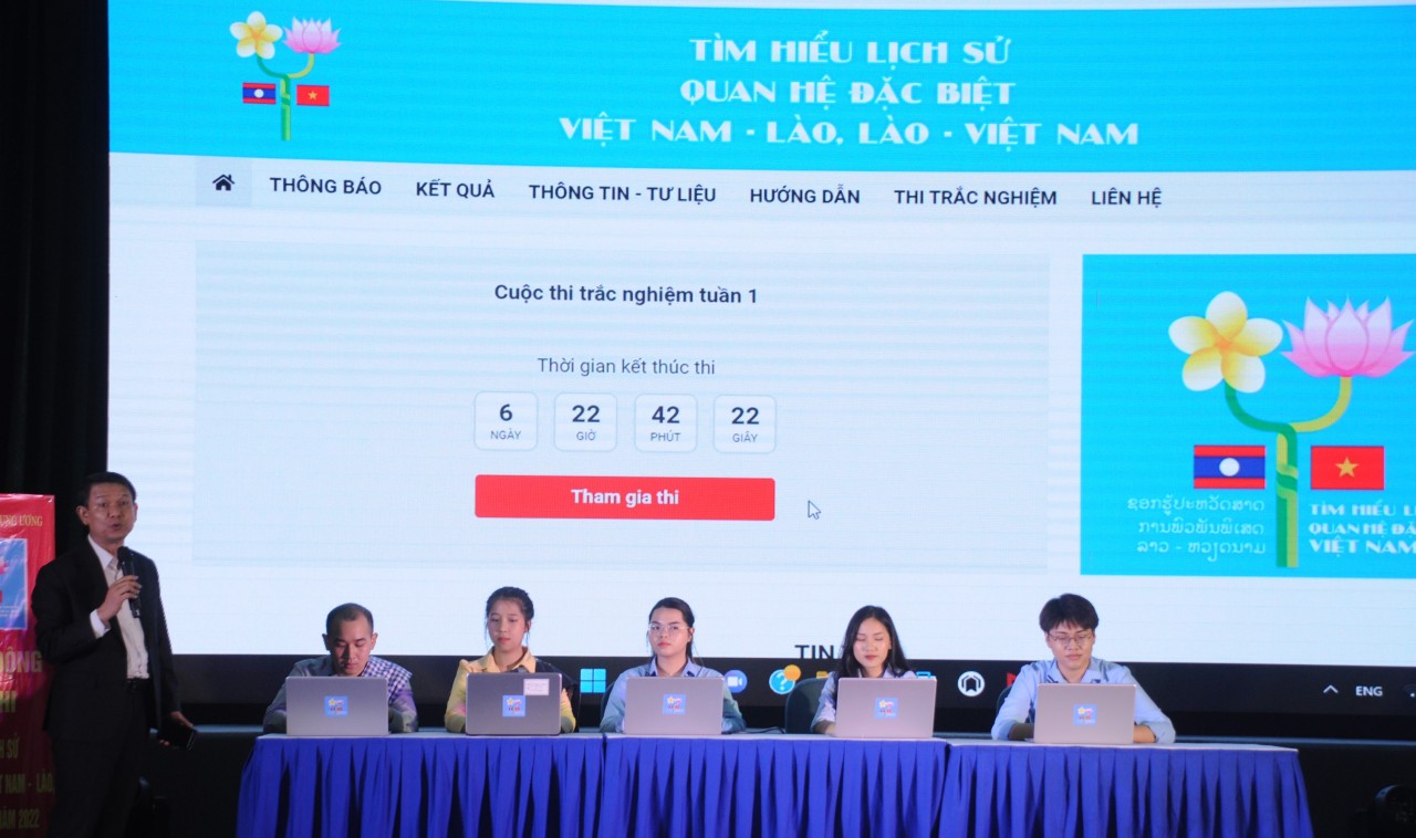 Sinh viên Học viện Ngoại giao tham gia thi trực tuyến trên hệ thống ngay sau Cuộc thi chính thức diễn ra. Ảnh Minh Anh