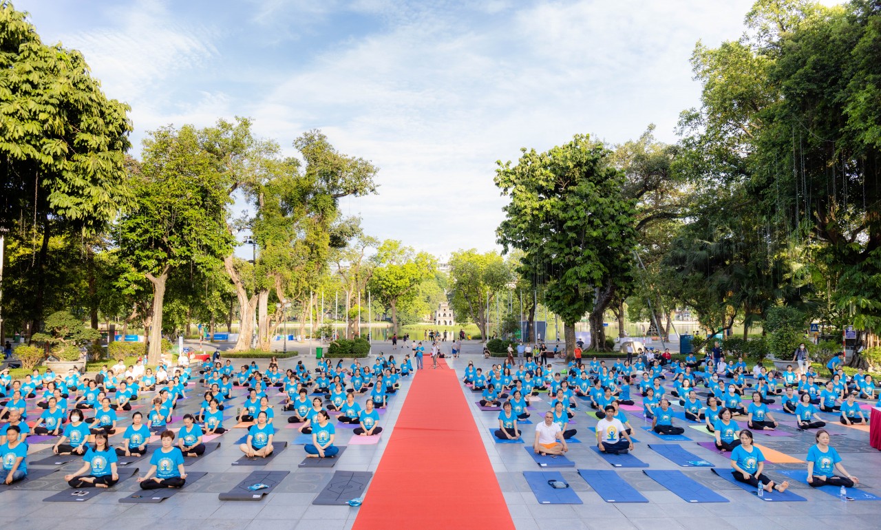Trong không khí tươi mát của buổi sáng Hà Nội, hàng trăm người dân thủ đô đã cùng nhau biểu diễn yoga tại khu vực tượng đài Lý Thái Tổ. Ảnh: ĐSQ Ấn Độ