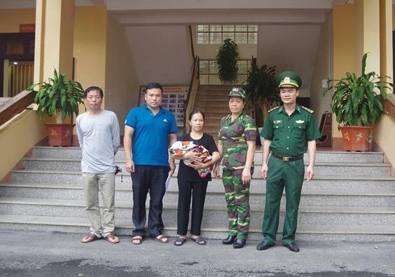 Đồn biên phòng cửa khẩu Hữu Nghị bàn giao cháu bé sơ sinh được giải cứu cho Cơ sở bảo trợ xã hội tỉnh Lạng Sơn. (Nguồn: Biên phòng)