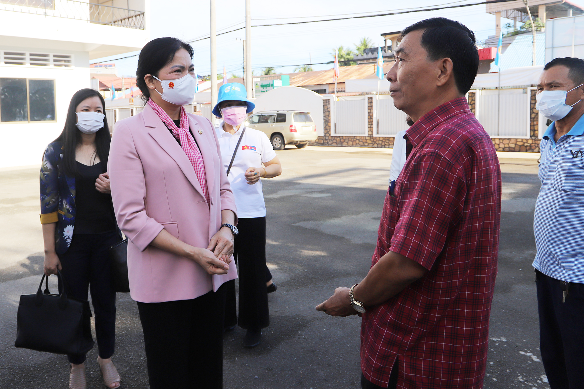 Cuộc gặp xúc động với những phụ nữ Campuchia từng hỗ trợ quân tình nguyện Việt Nam và người Việt sinh sống tại tỉnh Kampot  - Ảnh 4.