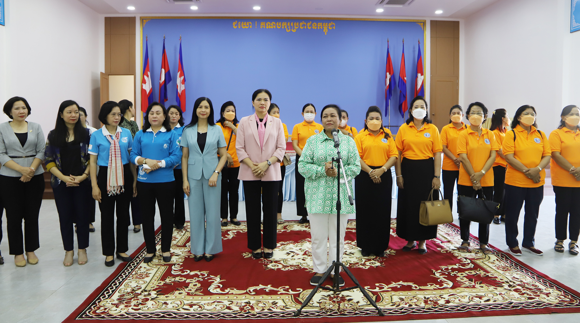 Bà Mean Sam An, Chủ tịch Ủy ban 8 Thượng viện, Phó Chủ tịch Hội Phụ nữ Campuchia vì Hòa bình và Phát triển, phát biểu tại cuộc gặp mặt.