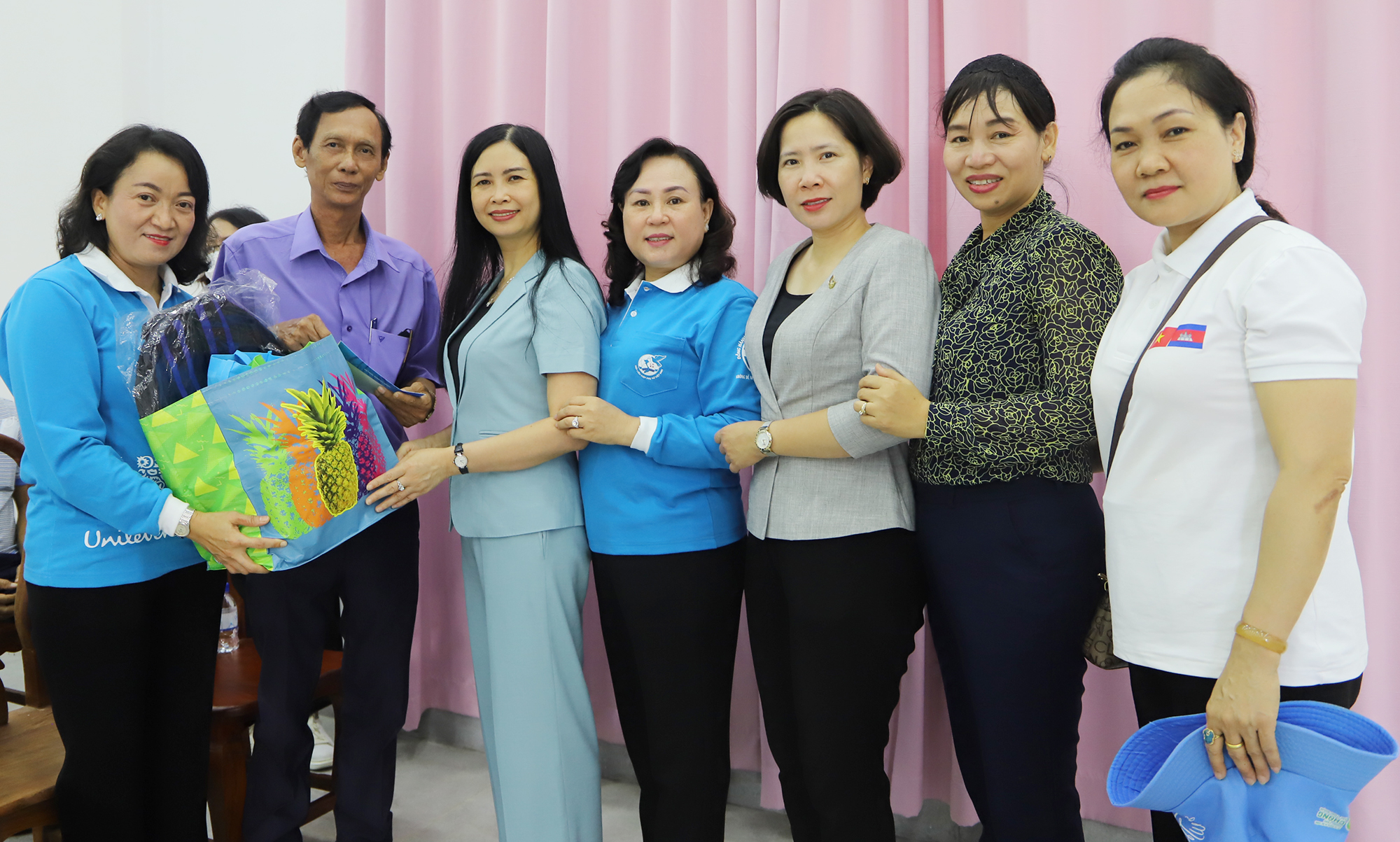 Cuộc gặp xúc động với những phụ nữ Campuchia từng hỗ trợ quân tình nguyện Việt Nam và người Việt sinh sống tại tỉnh Kampot  - Ảnh 6.