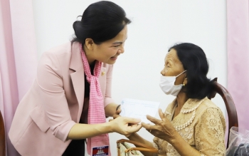 Cuộc gặp xúc động với những phụ nữ Campuchia từng hỗ trợ quân tình nguyện Việt Nam và người Việt sinh sống tại tỉnh Kampot