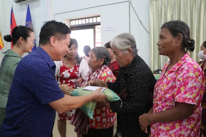 Khám chữa bệnh cho người gốc Việt và Khmer nghèo ở tỉnh Koh Kong