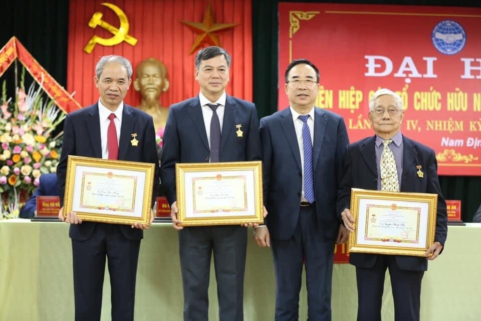 Đồng chí Nguyễn Văn Doanh tặng Kỷ niệm chương vì hòa bình hữu nghị giữa các dân tộc - phần thưởng cao quý nhất của Liên hiệp Hữu nghị Việt Nam cho 3 cá nhân có thành tích xuất sắc trong nhiệm kỳ vừa qua. Ảnh: Tuấn Việt