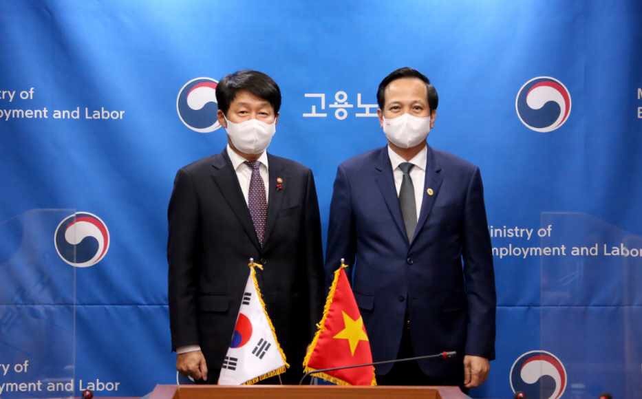 Bộ trưởng Bộ Lao động và Việc làm Hàn Quốc An Kyung Duk (bên trái) và Bộ trưởng Bộ LĐ-TB&XH Đào Ngọc Dung (bên phải)